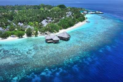 maldivi_bandos_island_hiske_na_vodi-1